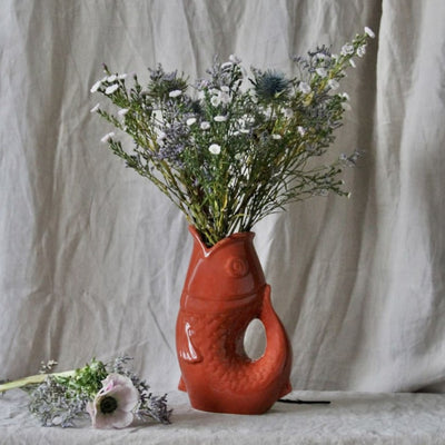 Vase céramique poisson terracotta avec un bouquet de fleur à l'intérieur