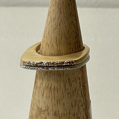 Bagues éclat prénium sur un cône en bois devant un fond blanc