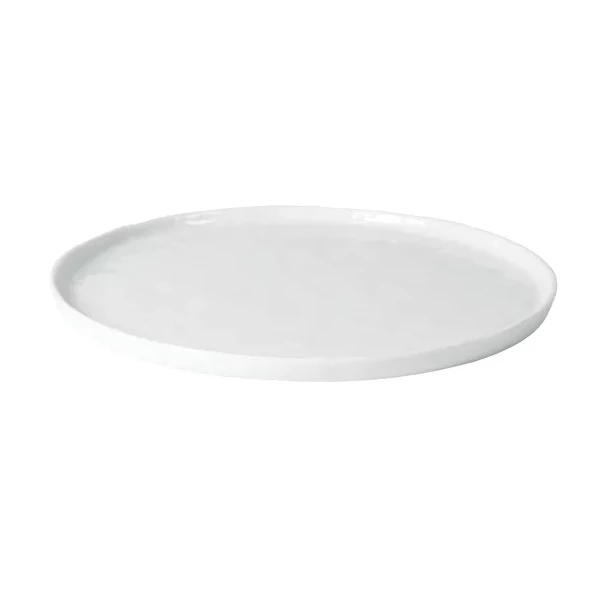 assiette martelée blanche devant un fond blanc