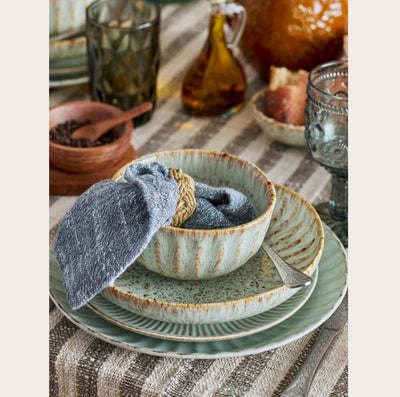 Bol strié - Marron/Bleu Pastel  dressé sur une table 