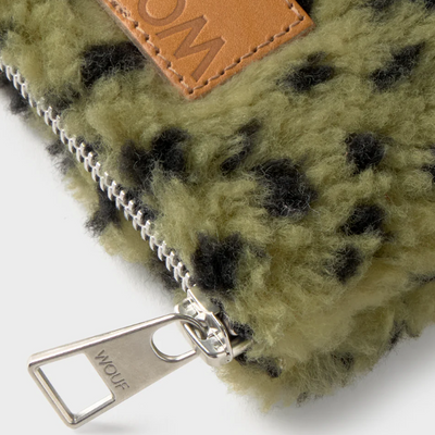 Petite pochette moumoute léopard vert