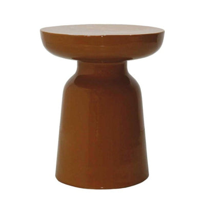 Table d'appoint marron vernis devant un fond blanc 