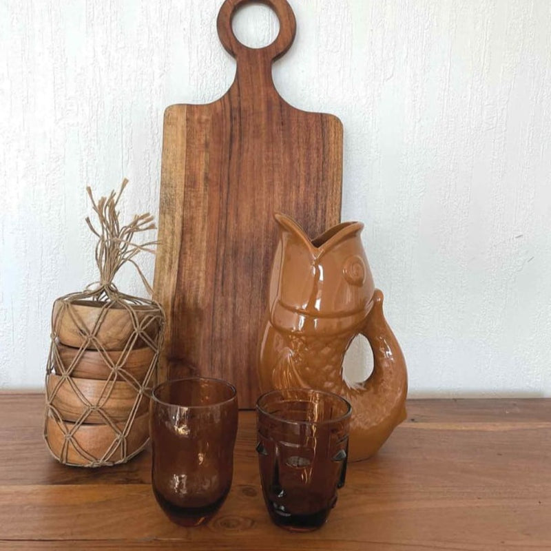 Vase céramique poisson marron sur un plan de travail en bois 