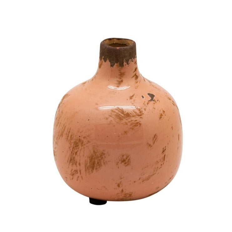Vase céramique beige devant un fond blanc 