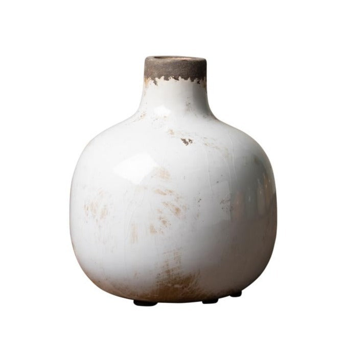 Vase céramique gris devant un fond blanc 