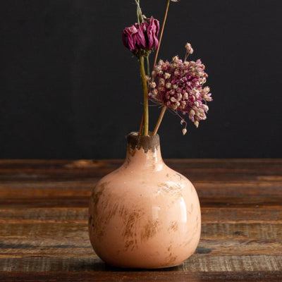 vase céramique beige avec des fleurs à l'intérieur 