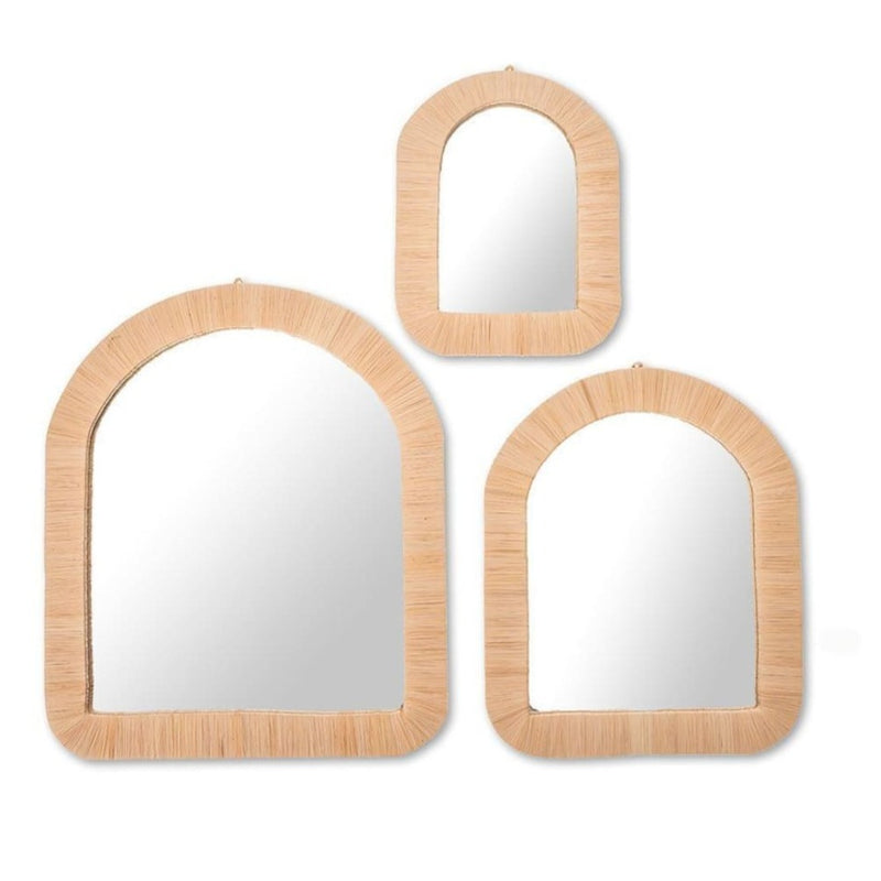 3 miroirs arrondis contours raphia devant un fond blanc 