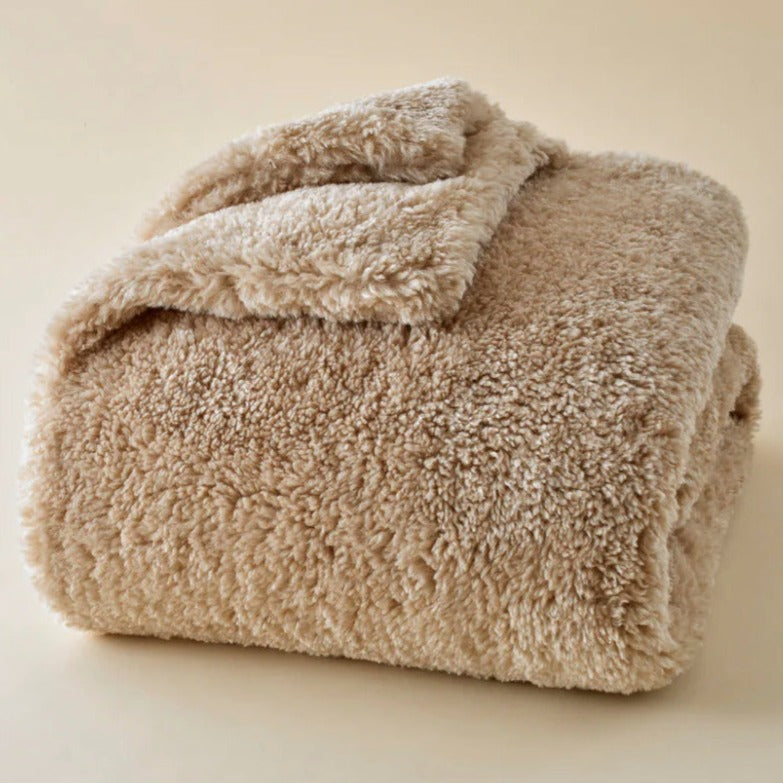 Plaid Teddy Bear devant un fond beige