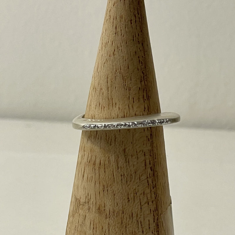 Bagues éclat prenium argentée sur un cône en bois devant un fond blanc