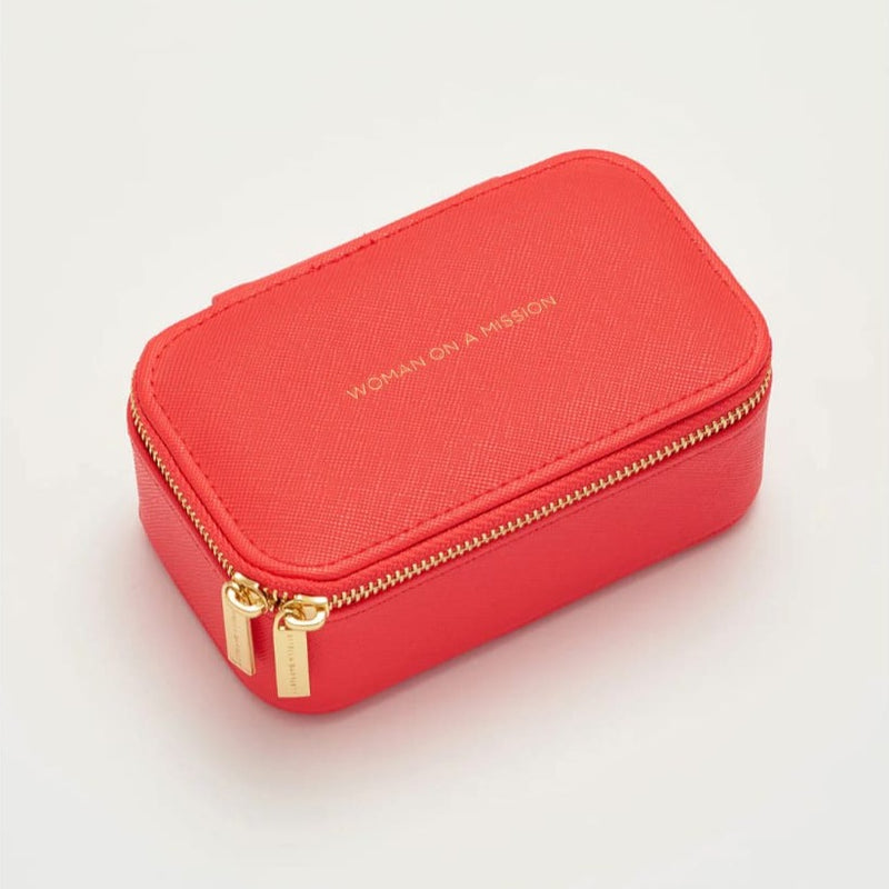 Boîte à bijoux corail devant un fond gris 