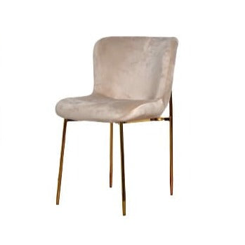 Chaise en velours beige devant un fond blanc 