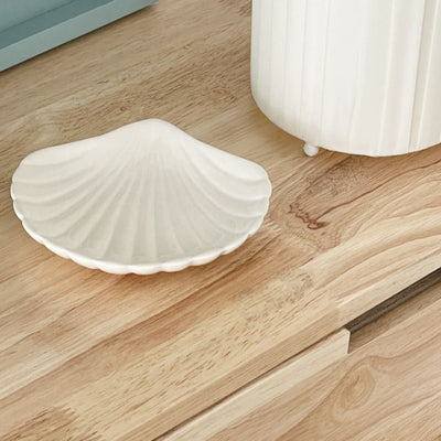 Coupelle coquillage posée sur un meuble en bois 