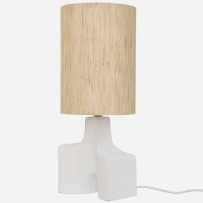 Lampe design blanche devant un fond blanc 