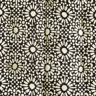 matelas fleurs géométriques noir et blanc vu de près