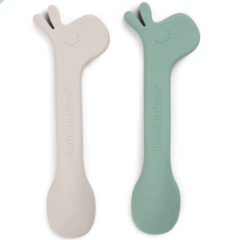 Set de couvert enfant beige et vert devant un fond blanc 