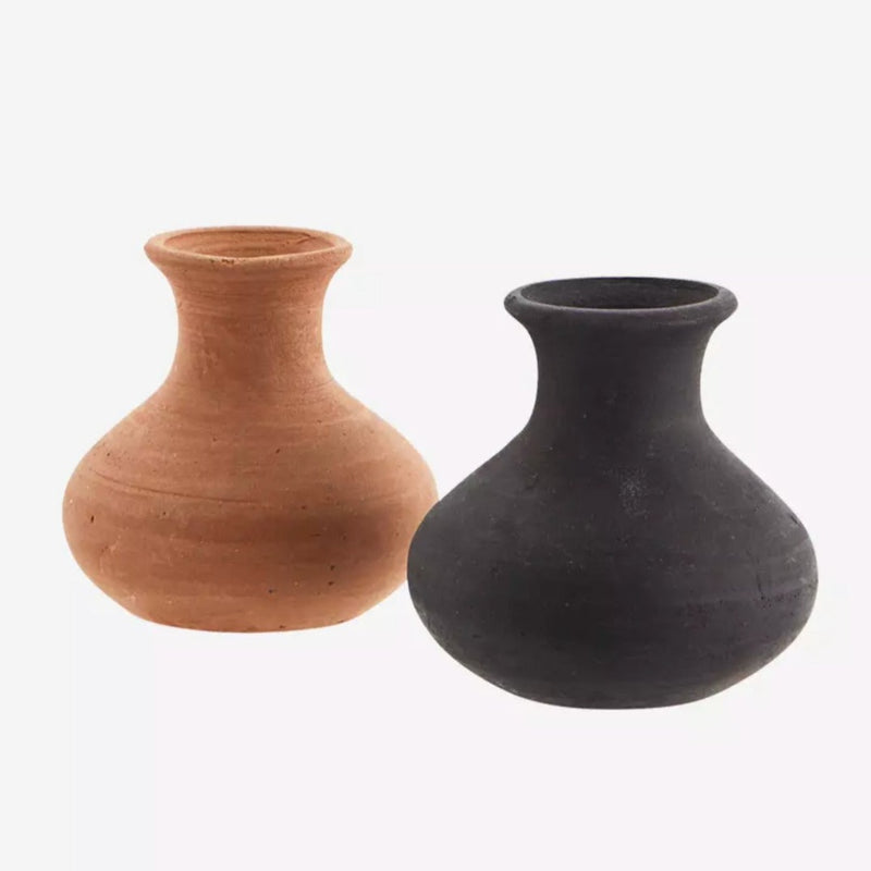 Vase amphore en terre cuite terracotta et noir devant un fond blanc 