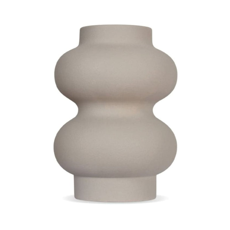Vase en céramique gris devant un fond blanc