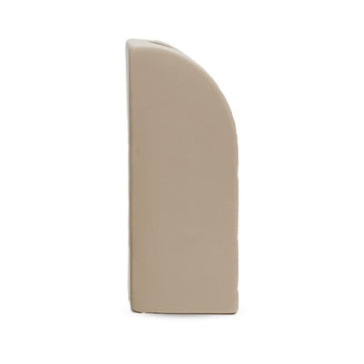 Vase demi arc taupe devant un fond blanc 