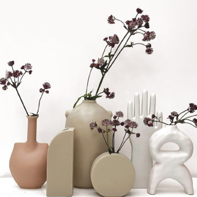 vase demi arc taupe avec d'autres vases taupe, blanc et rose