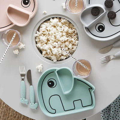 assiette éléphant bleue sur une table 