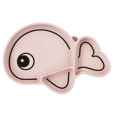 Assiette poisson rose devant fond blanc 