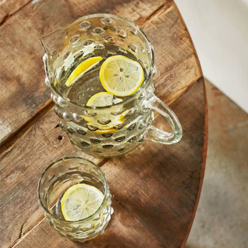 Carafe transparente à points sur une table en bois avec de la citronnade à l&