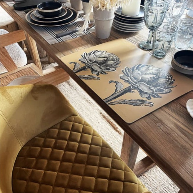 Set de table artichaut sur une table en bois 