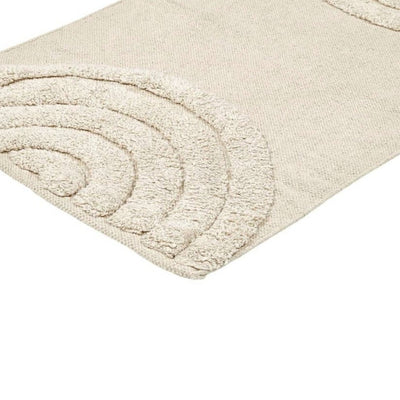 Tapis arc beige devant un fond blanc 