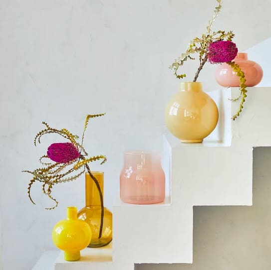 Vases posés sur les marches d&