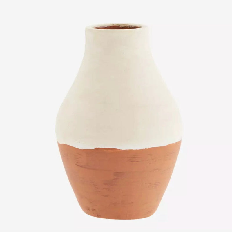 Vase en terre cuite blanc et terracotta devant un fond blanc 