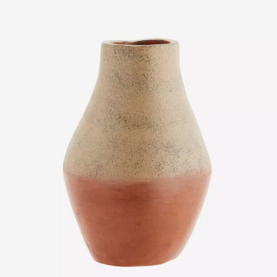Vase en terre cuite taupe et terracotta devant un fond blanc 